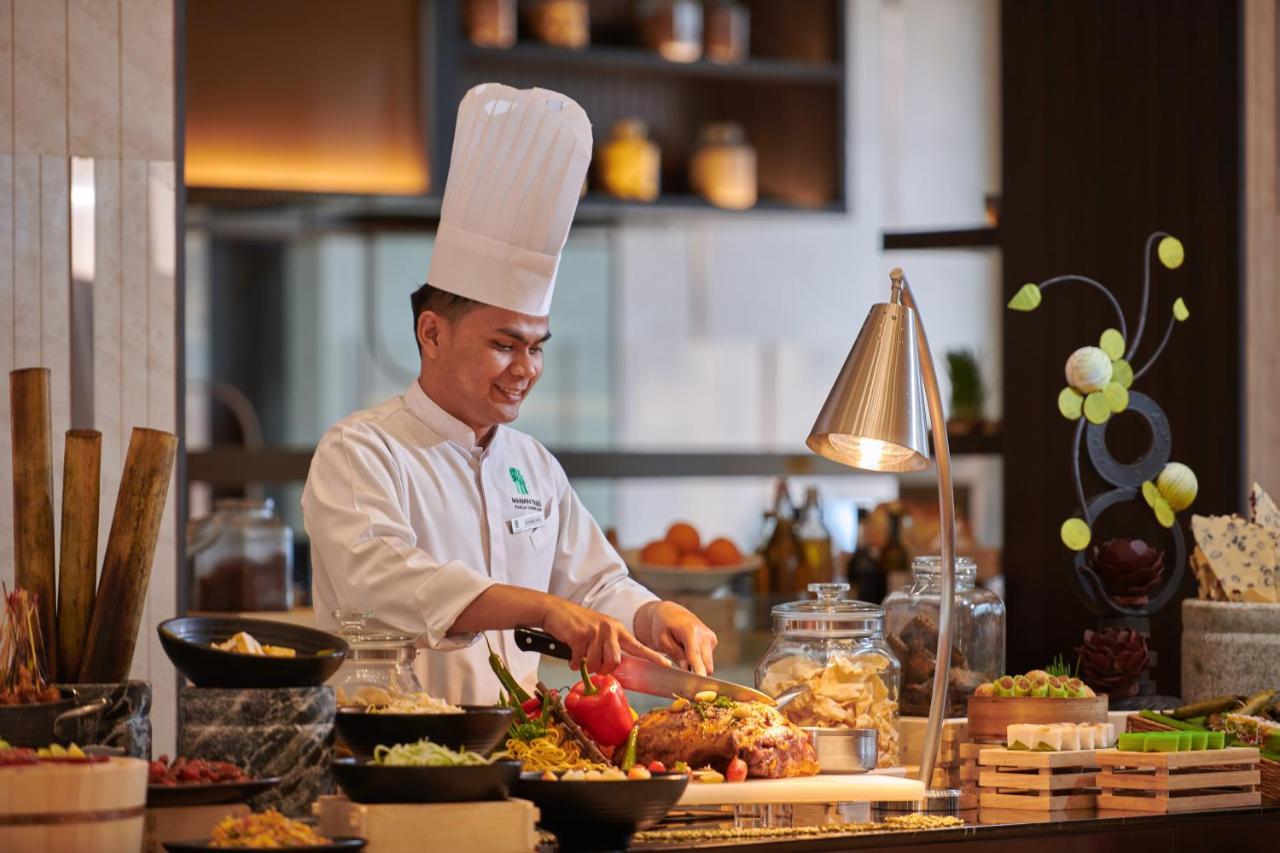 พาวิเลียน โฮเต็ล กัวลาลัมเปอร์ แมเนจ บาย บันยันทรี Hotel ภายนอก รูปภาพ A chef at work